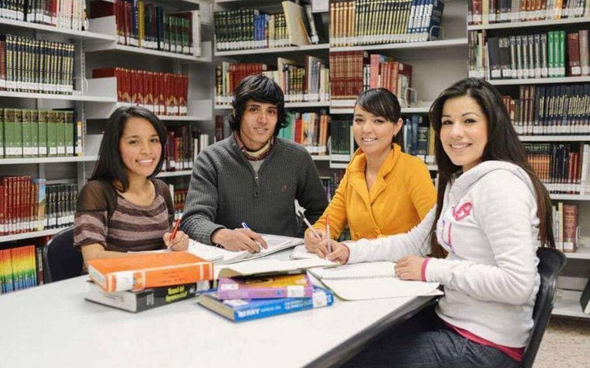 Estudiantes beneficiados con la beca Esposos Rodriguez