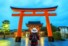 viajero mujer mochila santuario fushimi inari taisha kyoto japon