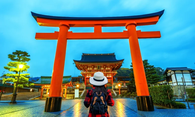 viajero mujer mochila santuario fushimi inari taisha kyoto japon
